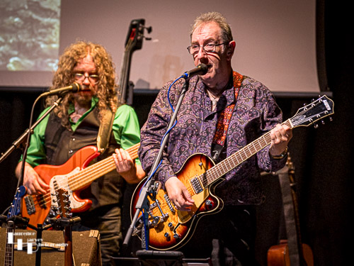 Alan Jenkins on lead guitar & vocals, Dave Shalloe on bass