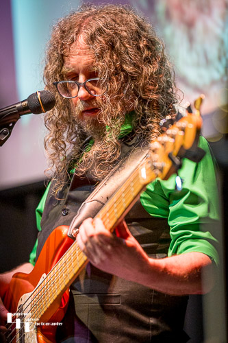 Dave Shalloe on bass & vocals