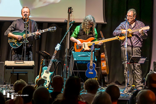 Gary Kenton on lead vocals & guitar, Alan Jenkins on ukelele, Dave Shalloe on bass