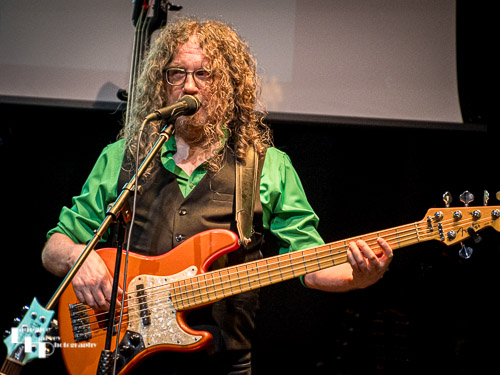 Dave Shalloe on bass & vocals