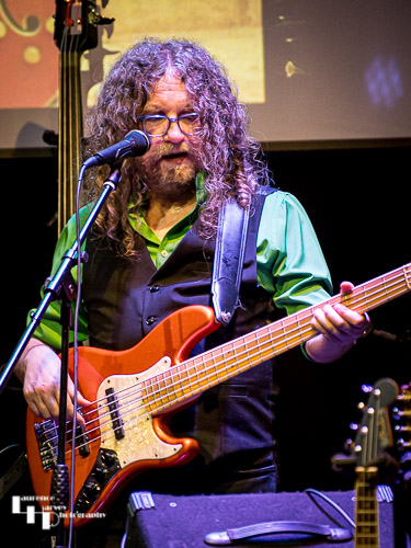 Dave Shalloe on bass & vocals