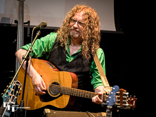 Dave Shalloe on guitar