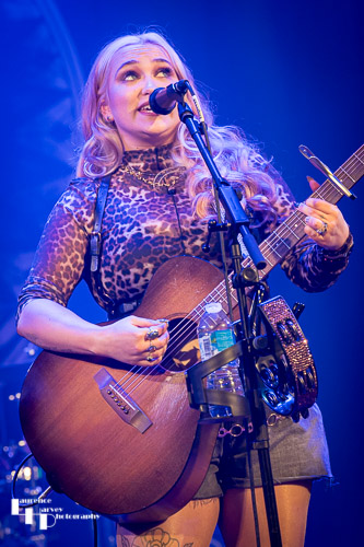 Georgia Nevada on vocals & guitar