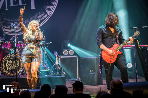 Georgia Nevada on vocals & guitar, Edd Robinson on guitar