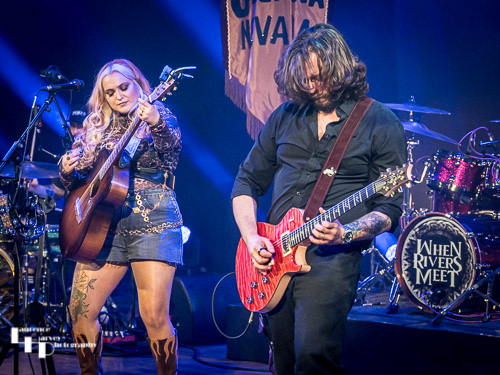 Georgia Nevada on vocals & guitar, Edd Robinson on guitar