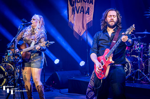 Georgia Nevada on vocals & guitar, Edd Robinson on guitar