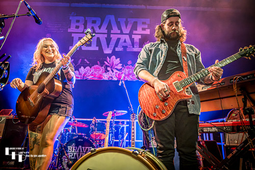 Georgia Nevada on vocals & guitar, Edd Robinson on guitar