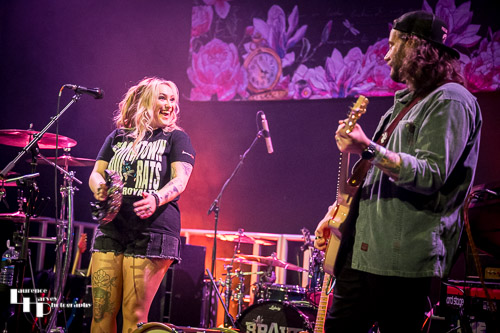 Georgia Nevada on vocals & guitar, Edd Robinson on guitar