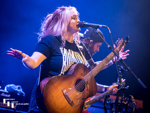 Georgia Nevada on vocals & guitar