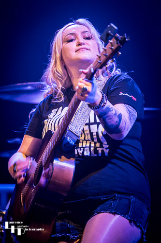 Georgia Nevada on vocals & guitar