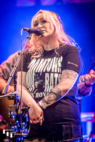 Georgia Nevada on vocals & guitar