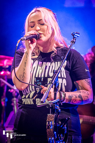 Georgia Nevada on vocals & guitar