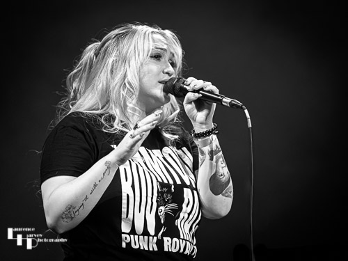 Georgia Nevada on vocals & guitar