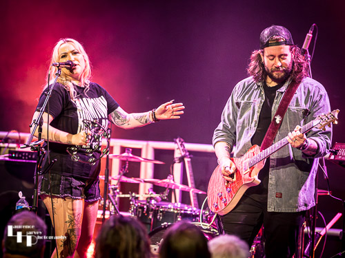 Georgia Nevada on vocals & guitar, Edd Robinson on guitar