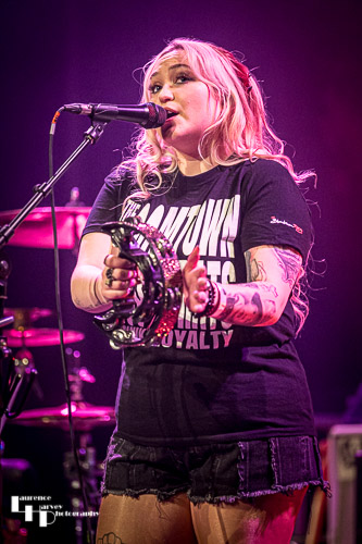 Georgia Nevada on vocals & guitar