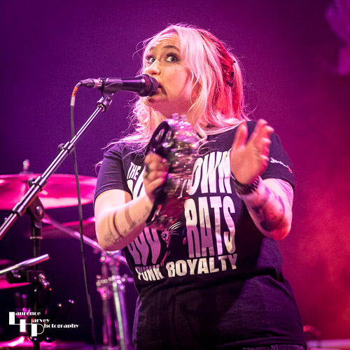 Georgia Nevada on vocals & guitar