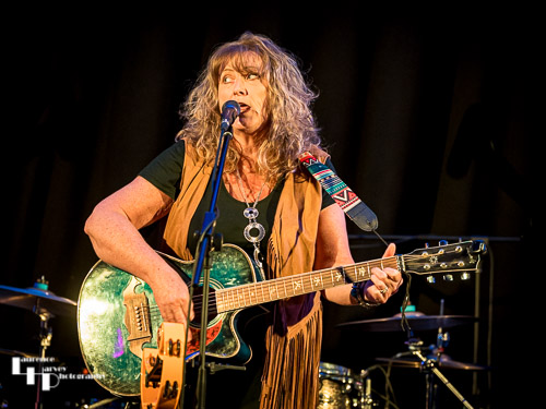 Chrissy Sands on vocals & acoustic guitar