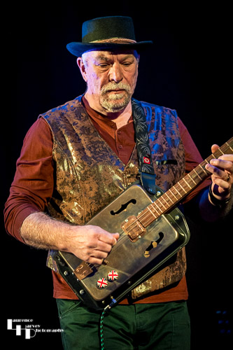 Rob Sands on guitar