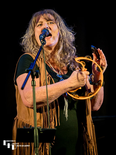 Chrissy Sands on vocals & tambourine
