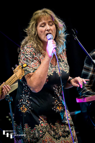 Chrissy Sands on vocals