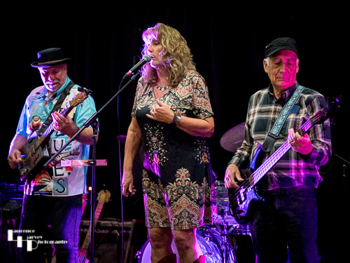 Chrissy Sands on vocals, Rob Sands on guitar & Miles Steeden on bass