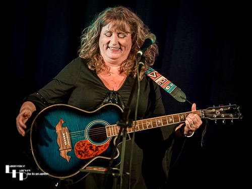 Chrissy Sands on vocals & acoustic guitar