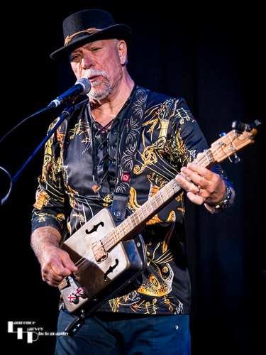 Rob Sands on guitar & vocals