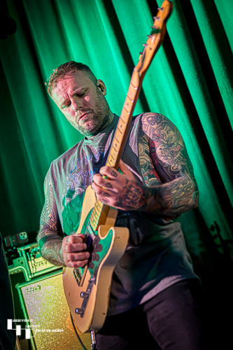 Kris Barras on guitar & vocals