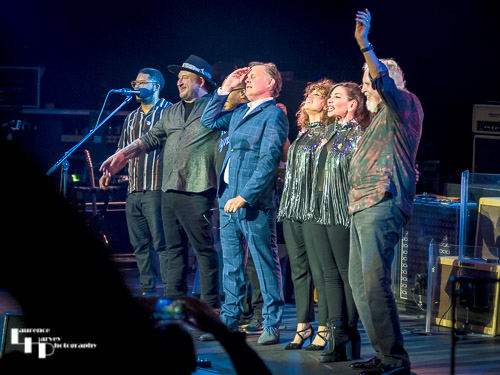 Joe Bonamassa & his band take their final bows
