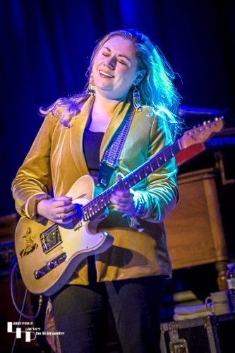 Joanne Shaw Taylor on vocals & guitar