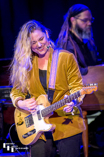 Joanne Shaw Taylor on vocals & guitar