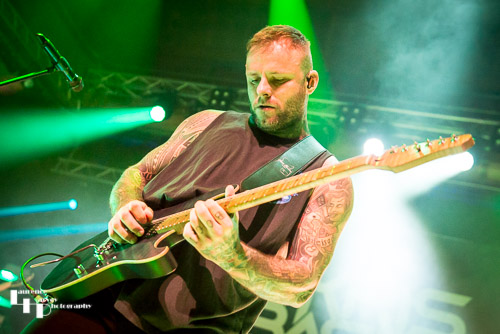 Kris Barras on guitar & vocals