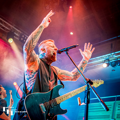 Kris Barras on guitar & vocals