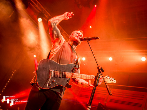 Kris Barras on guitar & vocals