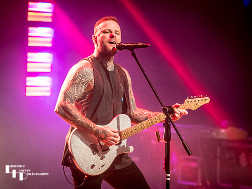 Kris Barras on guitar & vocals