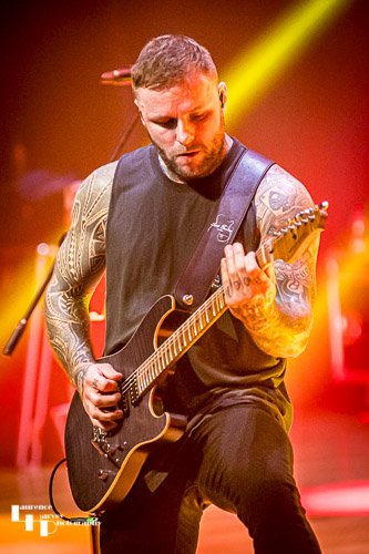 Kris Barras on guitar & vocals