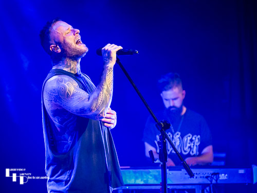 Kris Barras on guitar & vocals