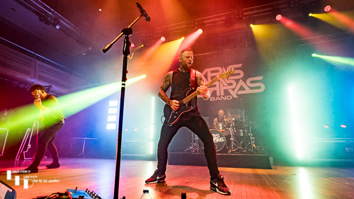 Kris Barras on guitar & vocals