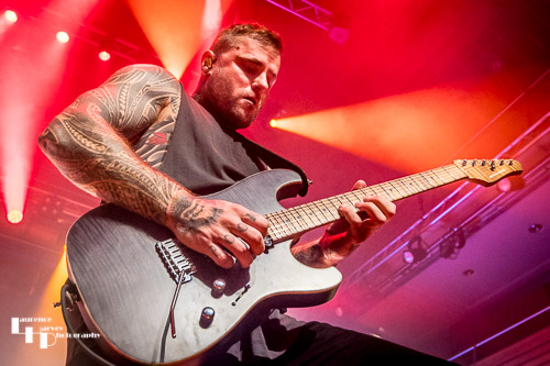 Kris Barras on guitar & vocals