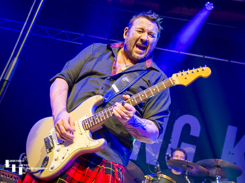 Alan Nimmo on guitar & vocals