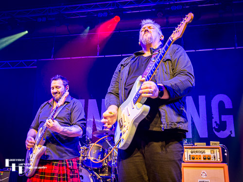 Alan & Stevie Nimmo on guitar