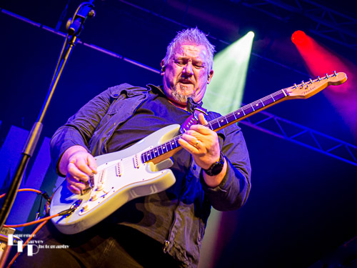 Stevie Nimmo on guitar & vocals