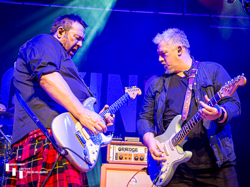 Alan & Stevie Nimmo on guitar