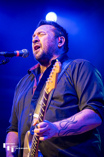 Alan Nimmo on guitar & vocals