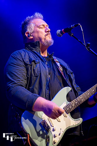 Stevie Nimmo on guitar & vocals