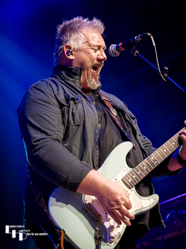 Stevie Nimmo on guitar & vocals