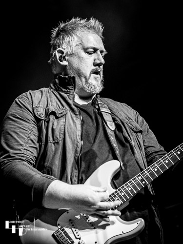 Stevie Nimmo on guitar & vocals
