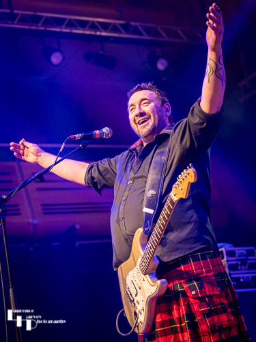 Alan Nimmo on guitar & vocals