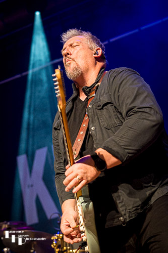 Stevie Nimmo on guitar & vocals