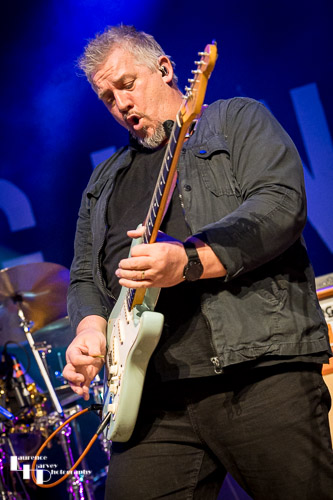 Stevie Nimmo on guitar & vocals